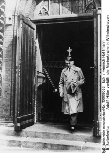 Adolf Hitler verläßt die Marinekirche in Wilhelmshaven,