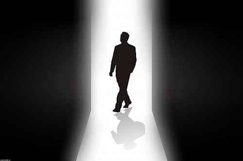 man_silhouette_in_doorway_sjpg12118